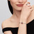 Modelo luciendo el Charm Pandora Bebida de Galleta de Jengibre en plata de ley y esmalte rojo - 795062C01