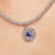 Modelo luciendo el Charm Colgante Pandora Esfera Armilar Giratoria de plata en un collar - 795031C01