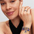 Modelo luciendo el Charm Colgante Pandora Esfera Armilar Giratoria de plata en una pulsera combinada - 795031C01