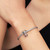 Modelo luciendo el Charm Pandora Reno Stitch de Disney en una pulsera de plata - 795024C01