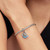 Modelo luciendo el Charm Colgante Pandora Luna que brilla en la oscuridad Stitch de Disney en una pulsera de plata - 795022C01