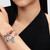 Modelo luciendo pulseras combinadas con el Charm Colgante Pandora Luna que brilla en la oscuridad Stitch de Disney - 795022C01