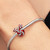 Modelo luciendo el Charm Pandora Adorno Navideño Mickey Mouse de Disney en una pulsera - 794948C01