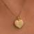 Charm Colgante Pandora Corazón Volumen Textura dorado colgado en un collar - 765073C00