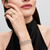 Modelo luciendo el Anillo Pandora Cruzado Estrella Brillante combinado con pulseras - 165079C01