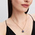 Modelo luciendo el Charm Colgante Pandora Constelación Azul Celestial en vista de medio plano - 765040C01
