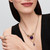 Modelo luciendo collares y pulseras con el Charm Pandora Estrella en Filigrana en oro y esmalte azul - 765034C01