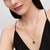 Modelo luciendo el Charm Colgante Pandora Planeta Azul Celestial Giratorio en vista de medio cuerpo - 765032C01