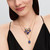 Modelo luciendo múltiples charms y collares de la colección Pandora incluyendo el Charm Colgante Pandora Planeta Azul Celestial Giratorio - 765032C01