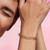 Modelo mostrando Link Doble Love It Pandora ME - 781699C01