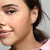 Modelo mostrando Pendientes Pandora Corazones Capturados - 280528CZ