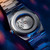 Vista posterior iluminada del Reloj Tissot PRX mostrando el movimiento automático - T1374071104100