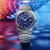 Reloj Tissot PRX Powermatic 80 con esfera azul sobre fondo iluminado multicolor - T1374071104100