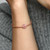 Modelo mostrando Charm Pandora Margarita Rosa - 788775C01