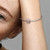 Modelo mostrando Charm Pandora Corazones Rojos y Rosas - 796594ENMX