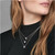 Modelo mostrando Collar Pandora en plata de ley Elegancia Clásica - 396240CZ-45