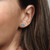 Modelo mostrando Pendientes Pandora de botón Círculo Eternity Azul Aguamarina  - 292334C09