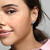 Modelo mostrando Pendientes Pandora en plata de ley Árbol de la Vida - 297843CZ