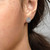 Modelo mostrando Pendientes Pandora en plata de ley Árbol de la Vida - 297843CZ