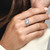 Modelo mostrando Anillo Pandora Halo Rectangular Brillante - 192391C01