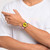 Modelo mostrando Reloj Swatch Majin Buu X Swatch - GZ358