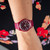 Modelo mostrando Reloj Swatch Wakit - SO28R103