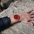 Modelo mostrando Reloj Swatch Big Bold Bioceramic Canyon - SB03R100