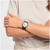 Modelo mostrando Reloj Swatch Elementary material Origen Biológico - SO29B705