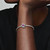 Modelo mostrando Charm Pandora Círculo Eternity Octubre - 790065C05