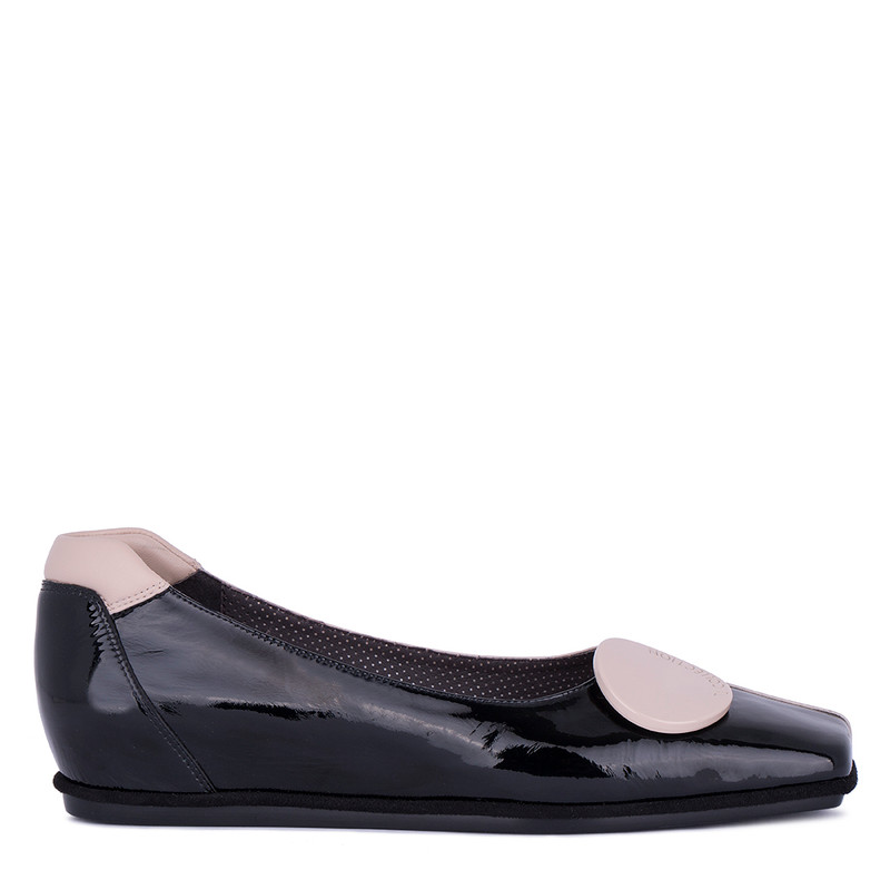 Women's Black & Beige Patent Leather Ballet Shoes VR 5218911 BLT