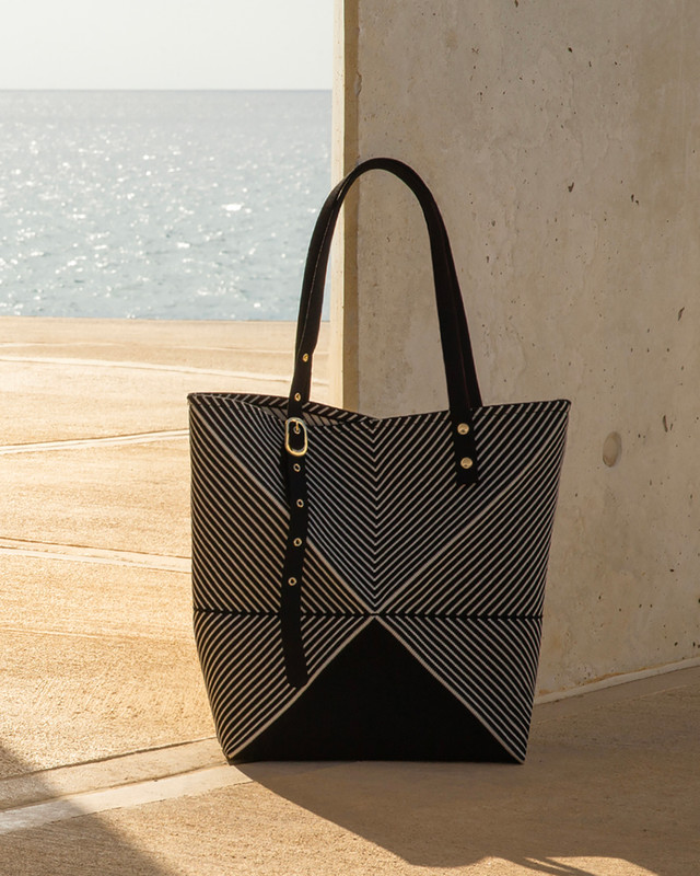 Black Naomi Shopper with Inner Pouch YN 5450926 BLW