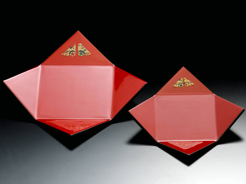 Red Origami-shaped Urushi Lacquer Plate with Japanese Quail Motif