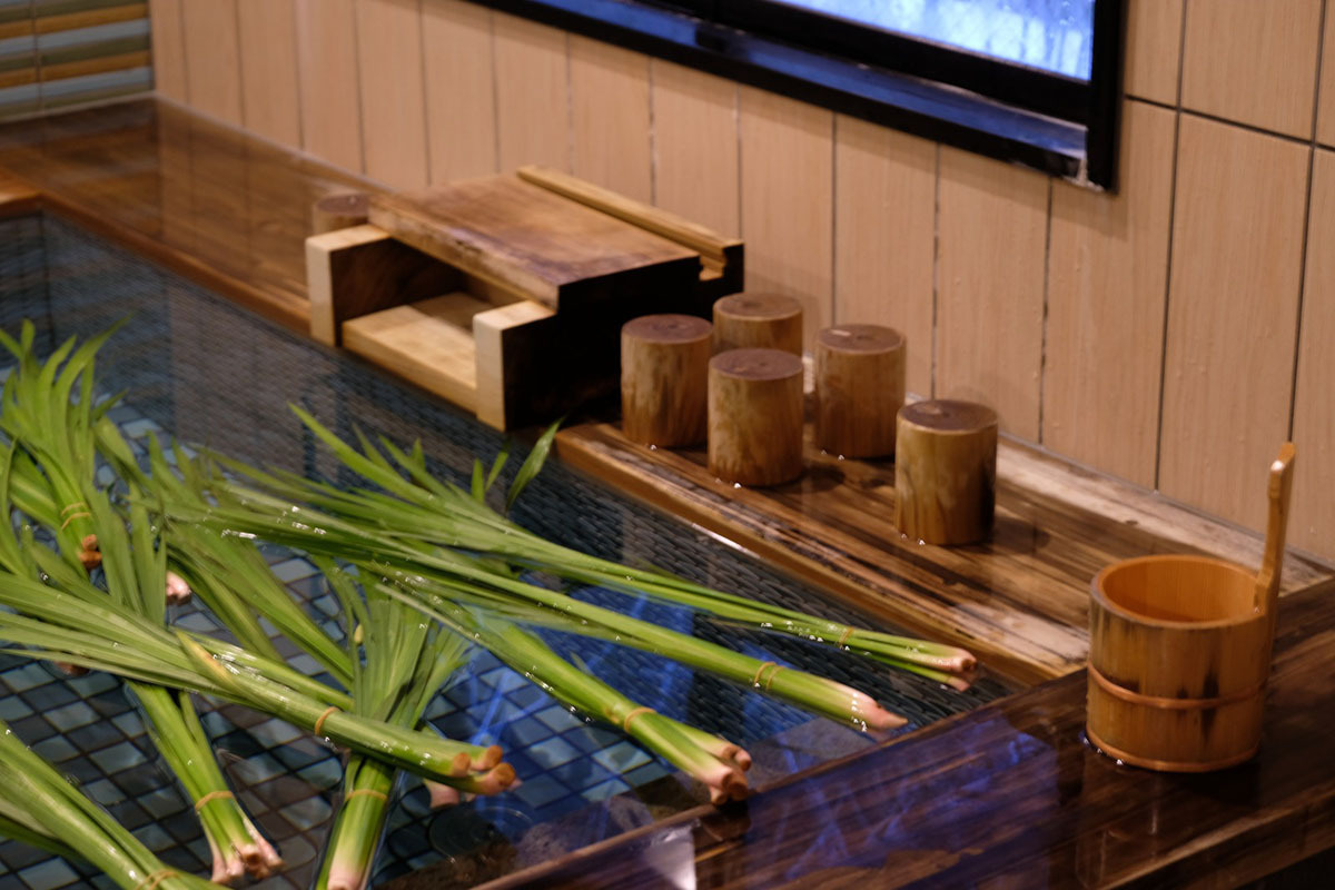 Traditional Japanese iris bath (菖蒲湯, shōbu-yu) prepared with fresh iris leaves, part of early summer wellness rituals and Children’s Day traditions in Japan.