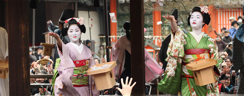 geisha-throwing-beans-to-the-crowd-during-detsubun