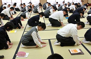 Japanese make a deliberate pause at the end of the bow before they come back up