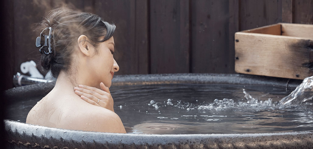 Entra nella vasca e rilassati per 10-15 minuti. Dopo aver fatto il bagno, mettetevi dei vestiti comodi e datevi la carica per approfondire il vostro relax.