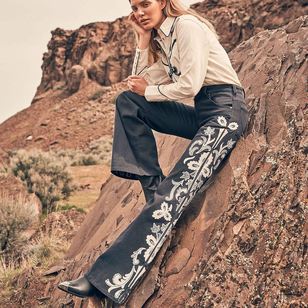 Wrangler Retro Americana 70s Rodeo Floral Flares