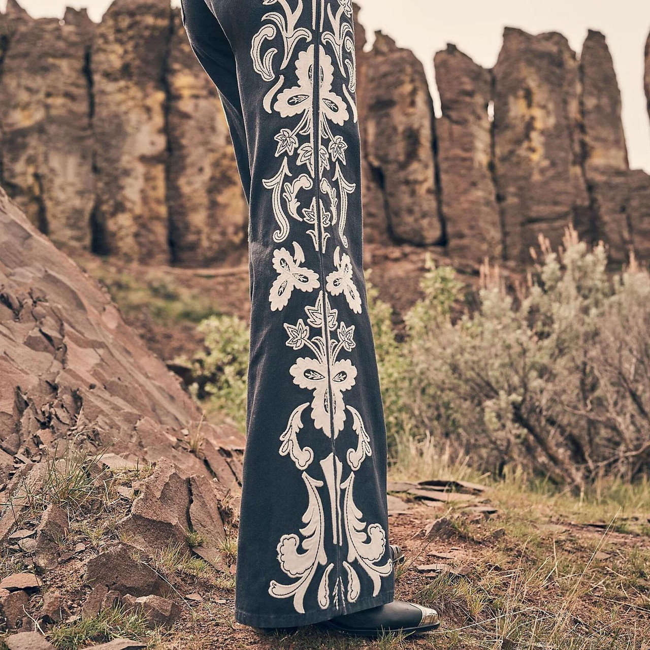 Wrangler Retro Americana 70s Rodeo Floral Flares