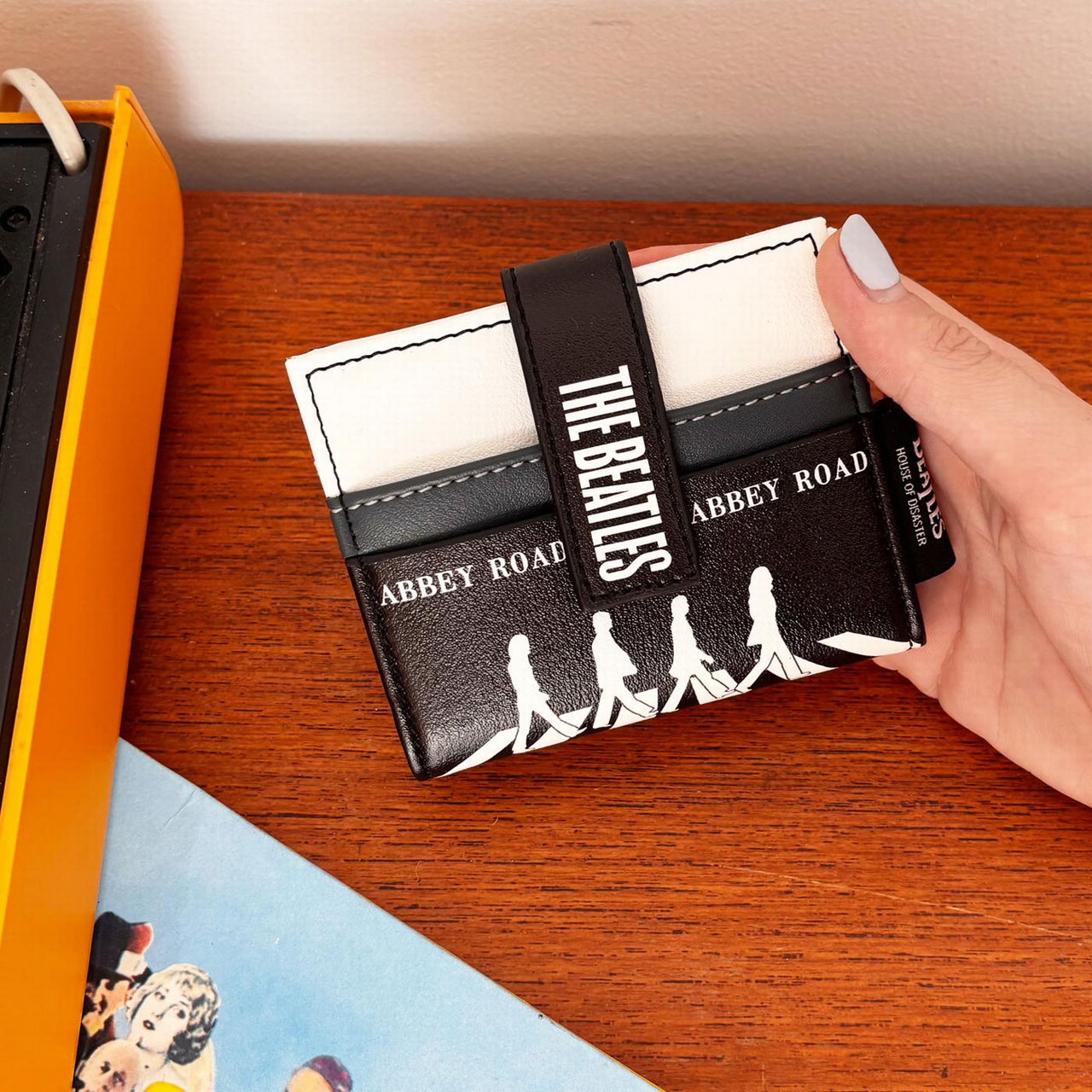 The Beatles ジュラルミン カードケース/Abbey Road The Beatles Abbey Road Fold Over Card Holder (B/W)