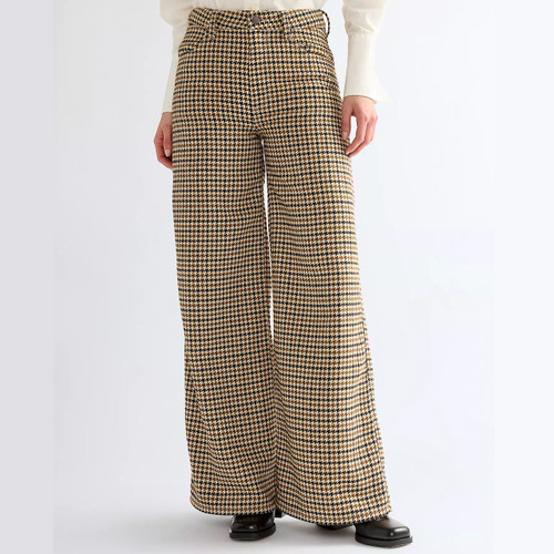 Model Wearing Wrangler Women's Canyon Houndstooth Bison Wide Leg Trousers in Brown - Front facing