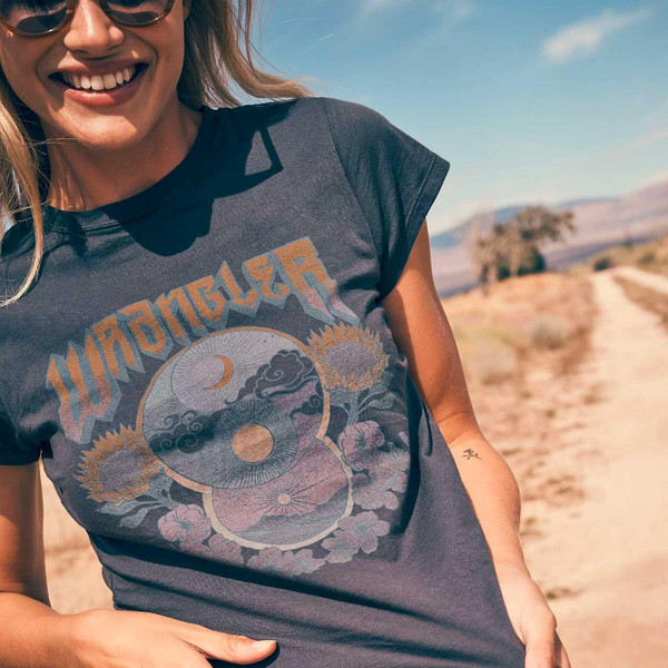 Wrangler Women's Retro 1970s Shrunken Band Tee in Faded Black 112351918