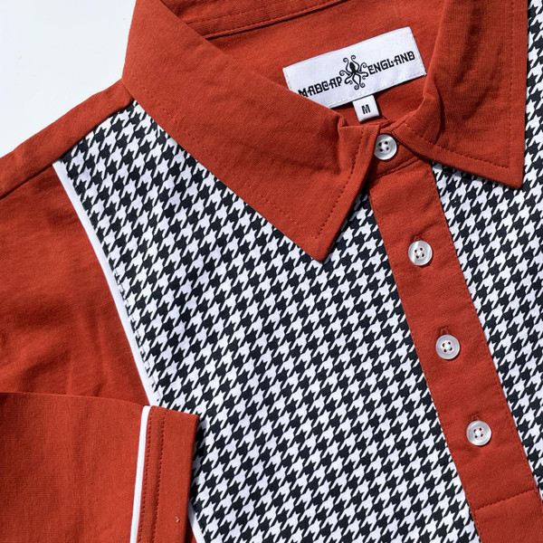Collar close up on Madcap England mens dogtooth pattern panel jersey polo in cinnamon stick