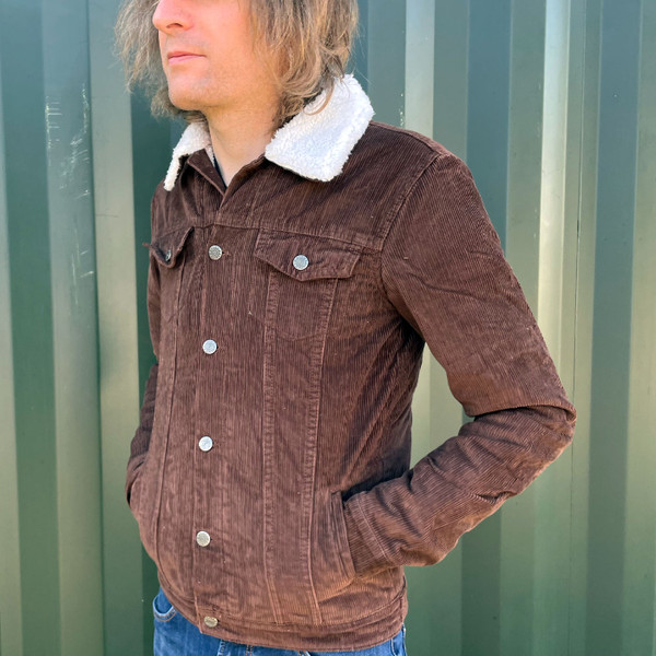 Man wears Madcap England Woburn Sherpa Collar Western Trucker Jacket in Cocoa