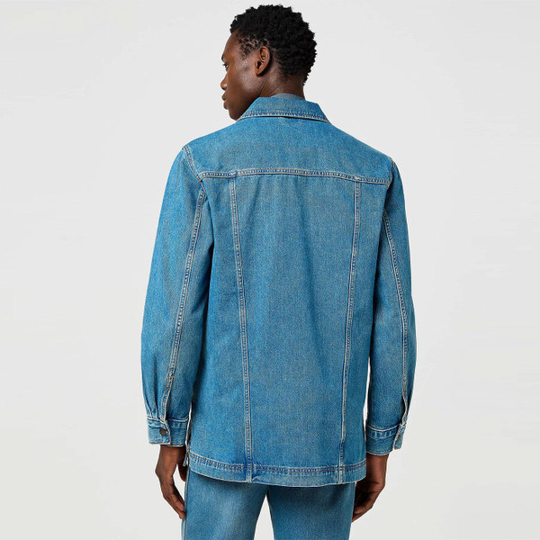 Picture of model wearing the Wrangler Retro 70s Relaxed Denim Wrange Jacket in Iron Forge taken from back
