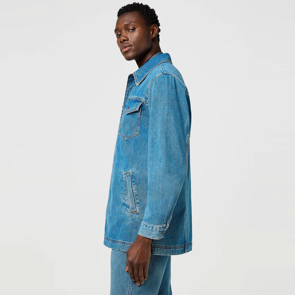 Picture of model wearing the Wrangler Retro 70s Relaxed Denim Wrange Jacket in Iron Forge taken from side