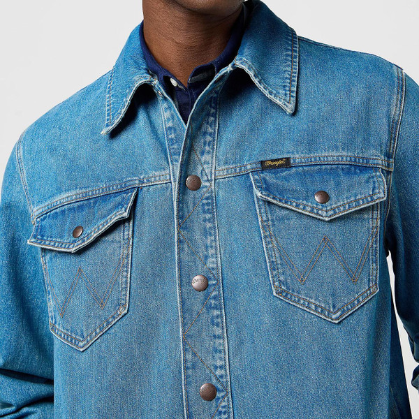 Close up picture of model wearing the Wrangler Retro 70s Relaxed Denim Wrange Jacket in Iron Forge