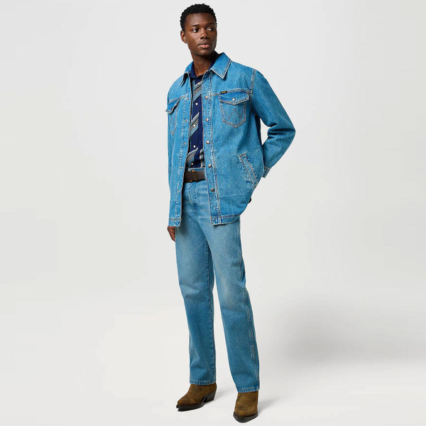 Picture of model wearing the Wrangler Retro 70s Relaxed Denim Wrange Jacket in Iron Forge full length photo