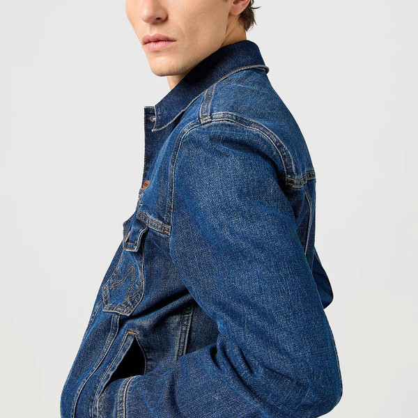 Wrangler Men's Mod Regular Classic Denim Jacket in Meadow Haze close up picture from side
