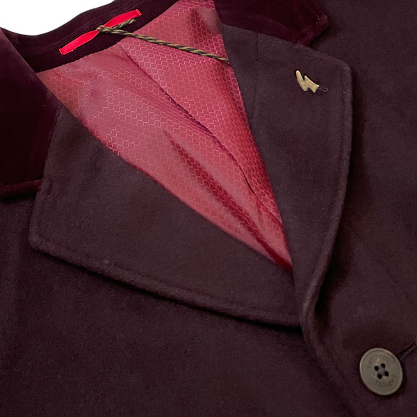 Close up of the lapel badge on the Gabicci Vintage Winston Men's Mod Retro Winter Overcoat in Mulberry V55GJ06