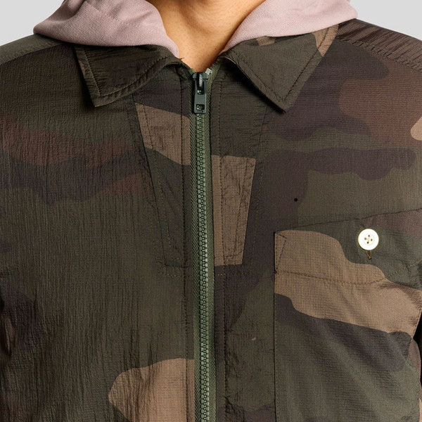 Collar detail on Lyle & Scott Mens Camouflage Insulated Zip Overshirt in Grey Taupe